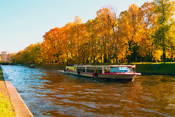 Naklejka premium Autumn city landscape on The Moika river embankment .