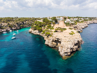Luftaufnahme, Bucht Cala Pi, Strand und Felsenküste,  Tore de Cala Pi, Gemeinde Llucmajor, Mallorca, Balearen, Spanien