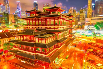 Crédence de cuisine en verre imprimé Singapour Buddha Tooth Relic Temple de Singapour à partir de la vue aérienne, en Asie du sud-est. Temple bouddhiste spectaculaire dans le quartier de Chinatown avec les toits du quartier des affaires en arrière-plan la nuit.