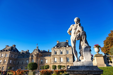 France, Paris, 4 octobre 2018: Statue devant le palais du Luxembourg 