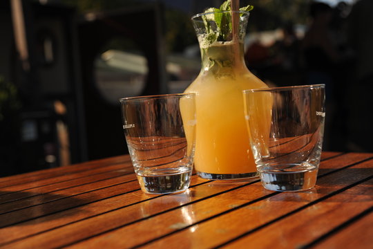 lecker selbstgemachte limonade frisch brause saft osaft mit minze auf tisch mit gl&auml;sern und karaffe