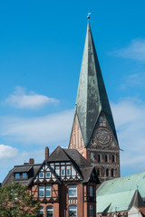 Fototapeta na wymiar Turm der Kirche Sankt Johannis in Lüneburg