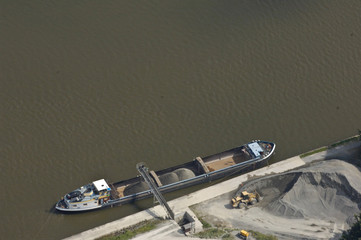 batelier eau riviere peniche transport 