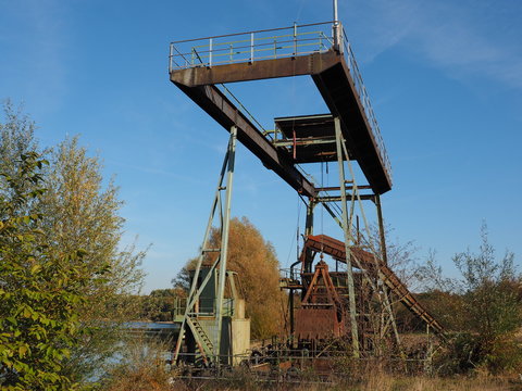 Alter Schwimmbagger f&uuml;r Kiesgewinnung