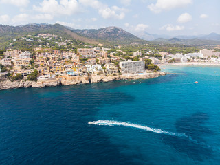 Fototapeta premium Luftaufnahme, Hotels und Strände bei Peguera und Cala Fornels, Costa de la Calma, Region Calvia, Mallorca, Balearen, Spanien