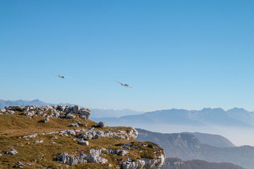 Planeur devant la Chartreuse et Belledone depuis le Margériaz