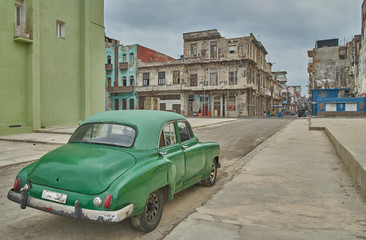 Almendrón en calle de La Habana