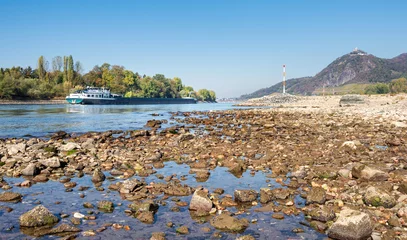 Fototapete Fluss Schiff auf dem Rhein mit niedrigem Wasserstand bei Bad Honnef und Drachenfels, Deutschland