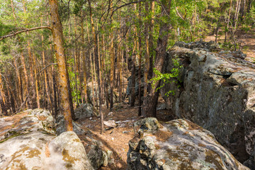 Скалы на вершине обрыва