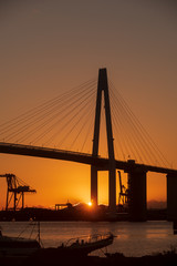 Fototapeta premium 夕日と新湊大橋