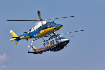 Fototapeta na wymiar Due elicotteri in volo molto vicini tra di loro