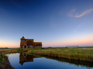 Obraz premium Autumnal clear evening sunset over St Thomas a Becket Church, Fairfield, in the Romney Marsh, Kent, UK