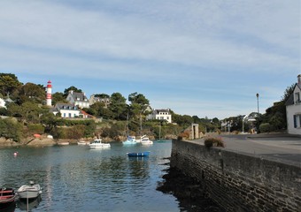 Fototapeta na wymiar Doelan Harbour and its red lighthouse, Brittany, France