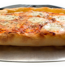 Detalle en primer plano de una pizza 4 quesos y utensilio para servirla 3
