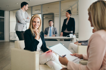 Obraz premium Picture of attractive sales workers on meeting in office