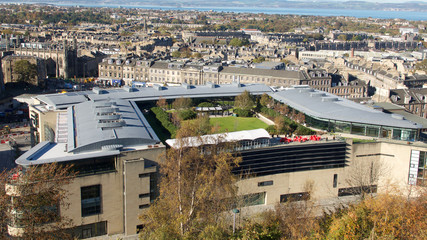 Obraz premium The roof garden on the Omni Centre viewed from Calton Hill in Edinburgh on a bright autumn day.