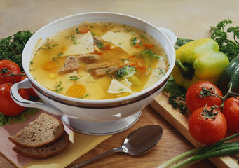 Суп с говядиной и пастой, на сервированном столе Beef and pasta soup on a served table