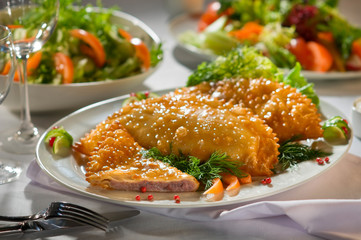 Чебуреки на белой тарелке на сервированном белом столе Chebureks on a white plate on a served white table