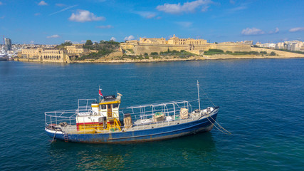 Obraz premium Boat in front of Manoel Island, Malta
