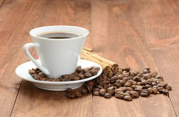 Café en una taza y café en grano