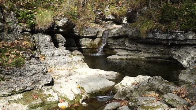Romanitscher Bergbach spr&uuml;delt &uuml;ber Stufen in Pool