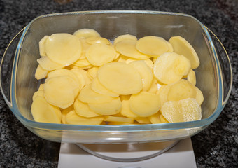 Kartoffelgratin in Schale auf Waage