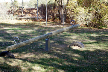 Verlassener Kinder Spielplatz im Freien