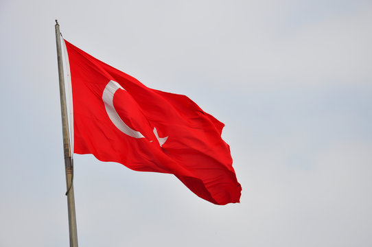 Dalgalanan T&uuml;rk Bayrağı