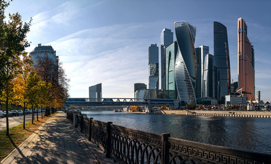 Международный бизнес-центр "Москва-Сити". Осеннее солнце