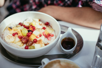 Buntes Früchtemüsli am Morgen, Restaurant