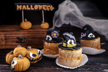 dolci di halloween decorati con pasta di zucchero, zucche e passaggio di un fantasma 