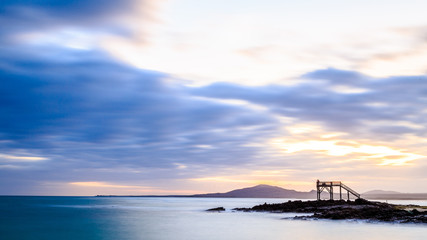 Coucher de soleil plage Ile Isabella Galapagos ciel orang&eacute;