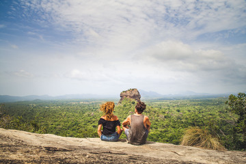 Couple assis devant rocher du lion Sigiriya Sri Lanka