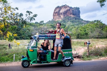 Deux personnes dans un Tuk-tuk au sri lanka devant le Lion Rock