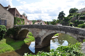 Petit pont de Semur en Auxois en Côte d'Or