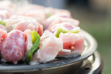 Grillen - Schaschlik mit Schweinefleisch und Speck auf dem Grill