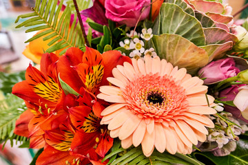 Blumengesteck mit Gerbera und Lilie © reimax16