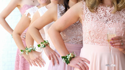 Brautjungfern Hochzeit rosa pastell Kleider Blumenschmuck