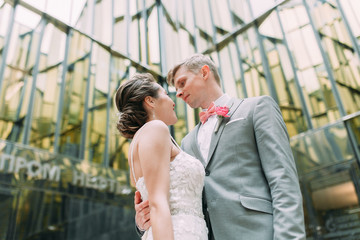 Stylish wedding in St. Petersburg. Walking photo shoot in the city. European style of architecture