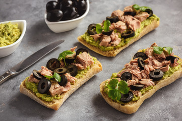 Bruschetta with tuna, olives and avocade spread.