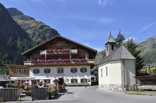 Matreier Tauernhaus mit Kapelle