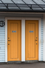 Türen zu  öffentliche Toiletten in einem Park in Schweden