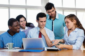 Modernes Businessteam diskutiert im Büro
