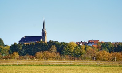 herbstliche Bliesgau Landschaft mit Kirche in Biesingen