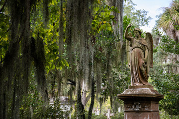 Bonaventure Cemetery is a public cemetery located on a scenic bluff of the Wilmington River, east of Savannah, Georgia. - obrazy, fototapety, plakaty