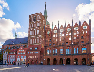 Fototapeta na wymiar Das Rathaus am Alten Markt in Stralsund