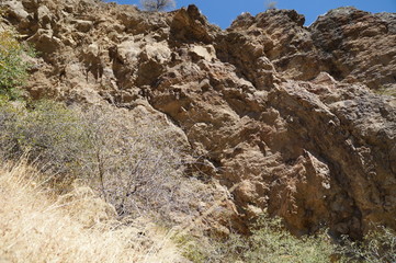 Старая стена из красных кирпичей с гравировкой крестов!