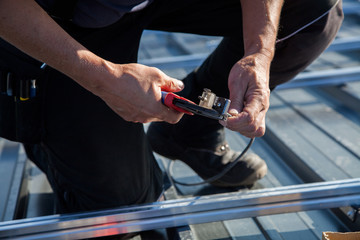 Handwerker beim verkabeln einer Solaranlage