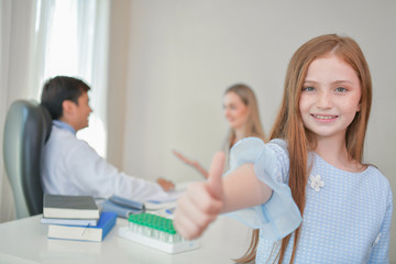 Obraz premium Health Concepts. The doctor is examining the health of the child. Parents take the child to the doctor at the hospital.