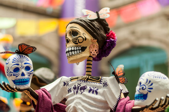 catrinas sonriente tradicional de las ofrendas mexicanas de dia de muertos uno de noviembre cultura mexicana